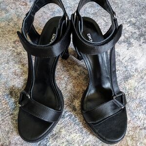 High heel sandals with buckle nwot